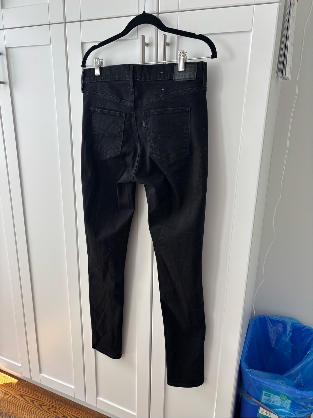 Ladies LEVIS Black “Slimming Skinny” size 31 Jeans